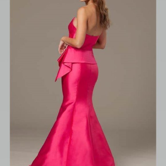 STUNNING BLACK SATIN STRAPLESS EMBELLISHED FORMAL GOWN SIZE 20 - Picture 2 of 10